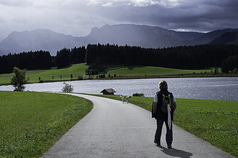 Allgäu 09 - 2014 - 20140921_0146 als Smartobjekt-1 Kopie.jpg - Weiter durch schöne Landschaften und mehreren Bergseen . Hier am Attlesee hat es uns besonders gut gefallen. Nach einer ausgibigen Wanderung haben wir auf einem Bauernhof übernachtet. Mit dem Blick aus dem Wohnmobilfenster